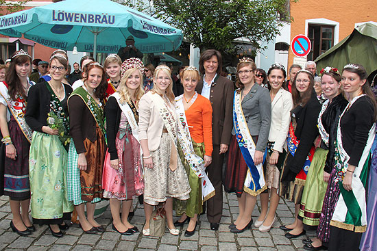 Landwirtschaftministerin Ilse Aigner mit Spargelkönigin und anderen Produktköniginnen (©Foto:Martin Schmitz)
